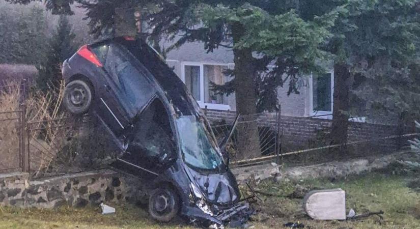 Gázszekrénynek ütközött a részeg sofőr, evakuálni kellett a környéket (FOTÓK)