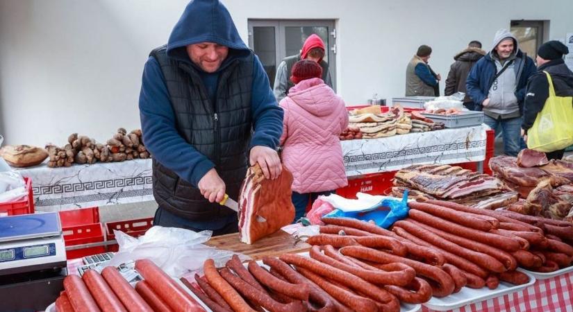 Karácsonyi hangulat a szekszárdi piacon (videó)