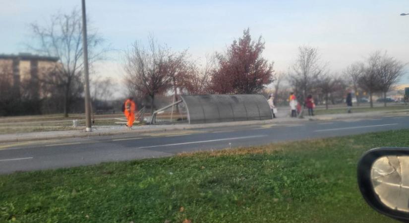 Most egy buszmegálló védőtetője omlott össze Újvidéken (Fotók)