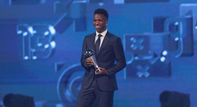 Gyerekeknek üzent Vinícius, miután átvette a FIFA Év játékosa-díjat