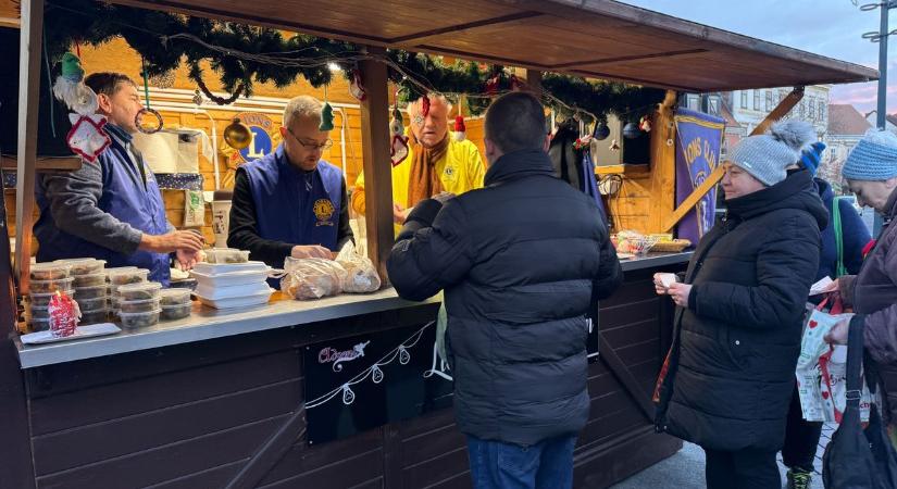 Száz adag meleg ételt osztott ki a Lions Club Sopron