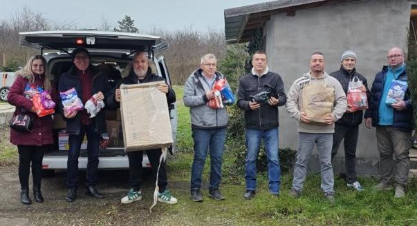 A kápolnai Macskaárvaházban gőzerővel zajlik a karácsonyi gyűjtés és fenyőfaültetés