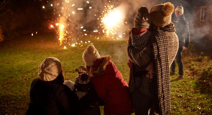 Itt a szigorítás, betiltják a sziveszteri tüzijátékozást Budapest egyes részein: 200 ezres bírságot kap, aki nem benézi