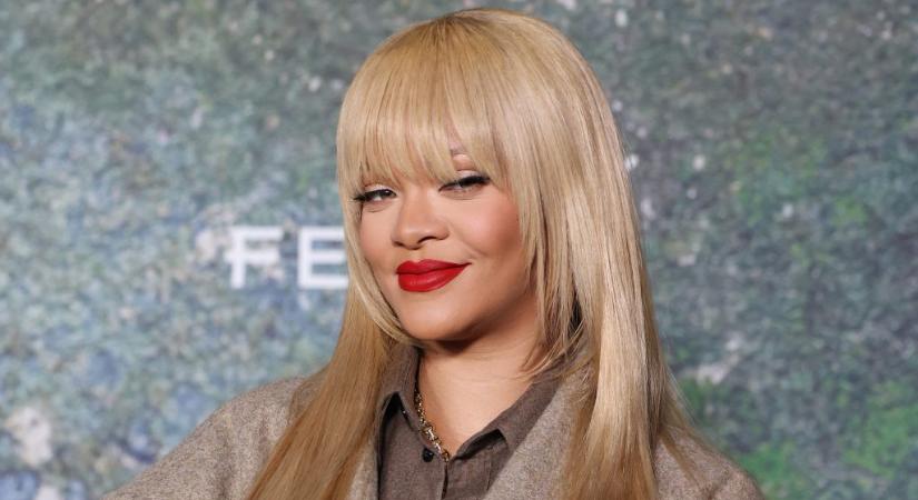 Rihanna aláíratta a mellét Mariah Carey-vel