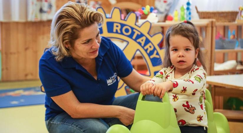 Újabb Rotary-adományok érkeztek Szandaszőlősre – galériával, videóval