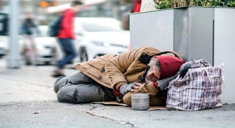 Hajléktalanok számára gyűjtenek ruhákat a Kríziskezelő Központban