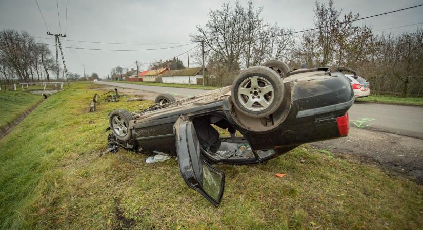 Szörnyű baleset: tetejére borult egy autó, ketten súlyosan megsérültek