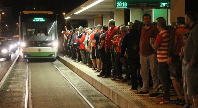 Hangosbemondón keresztül kapnak bűnmegelőzési tippeket a Miskolcon utazók - videó