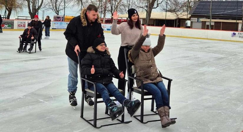 Látás- és értelmi sérültek szereztek téli élményeket a balatonlellei jégpályán