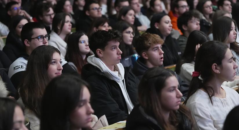 Nyílt napon fedezhették fel a középiskolások, milyen lehetőségek várnak rájuk a debreceni Gazdaságtudományi Karon