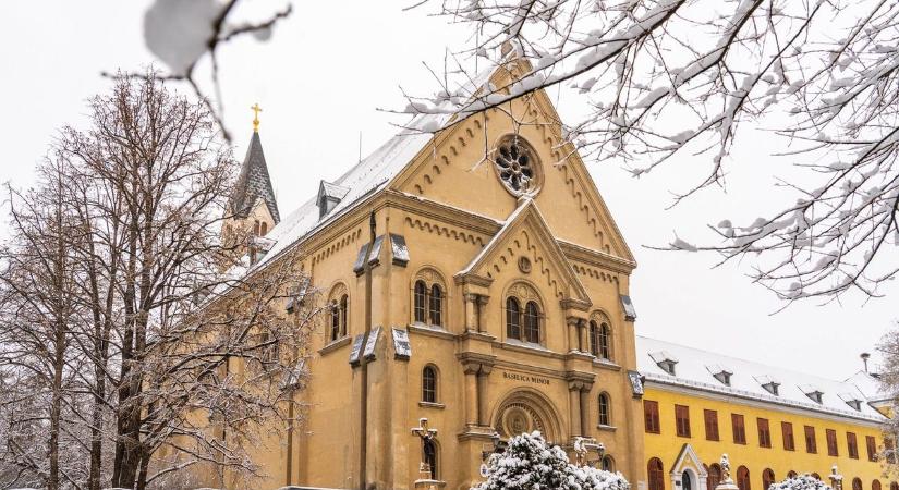 Ünnepi liturgikus rend a Kis Szent Teréz Karmelita Bazilikában