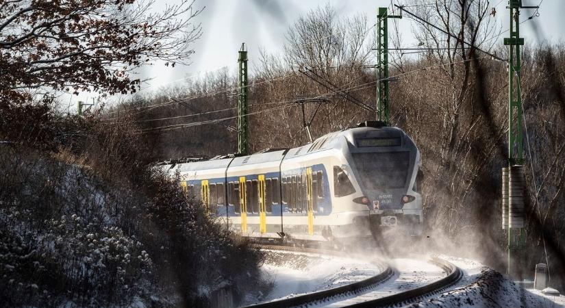 MÁV: Így közlekednek a buszok és a vonatok karácsonykor!