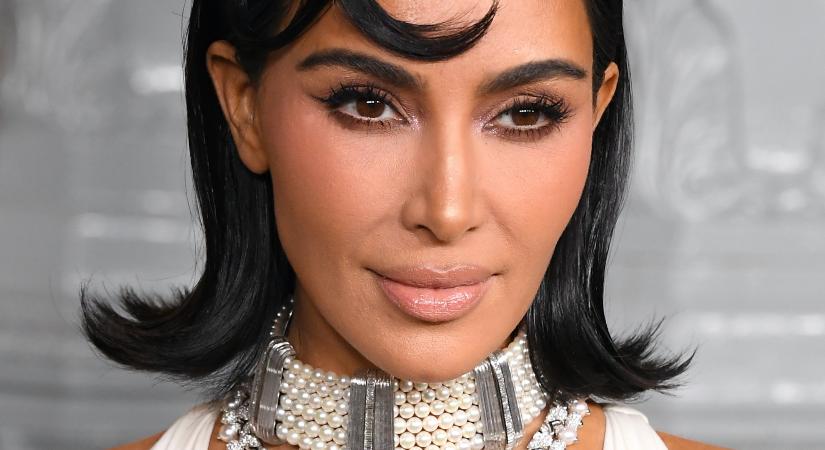 Törött lábfejjel sem mond le a magassarkúról Kim Kardashian