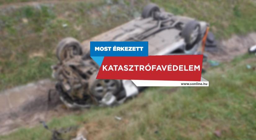 Óvatosan Pécs fele! Felborult egy autó a 67-esen