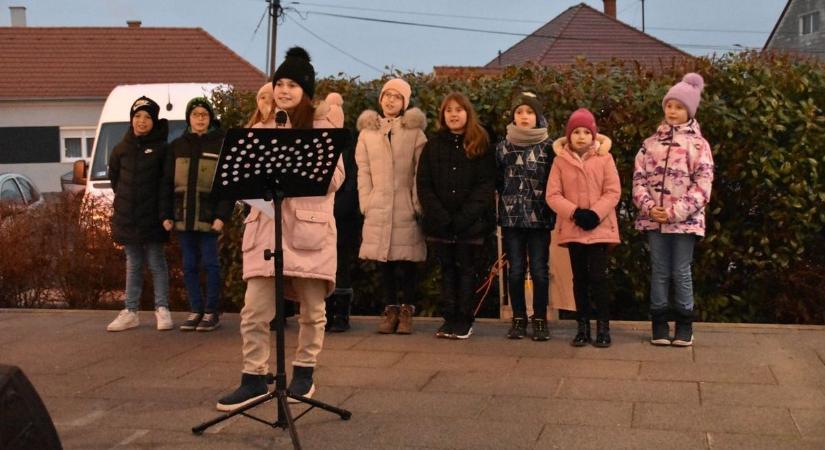 Adventi forgatag Vépen a jótékonyság jegyében