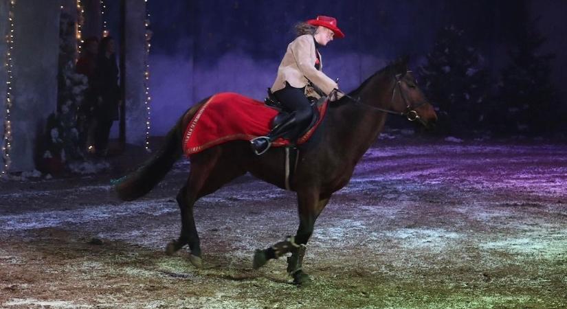 Lóháton is színház az élet – Sik Frida győri színésznő énekelve vágtat a színpadra – Fotók, videó