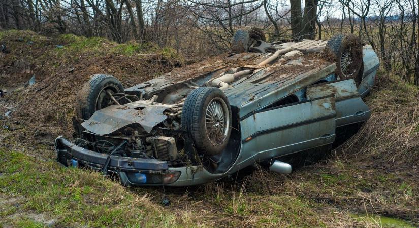 Árokba hajtott egy autó a 49-es főúton