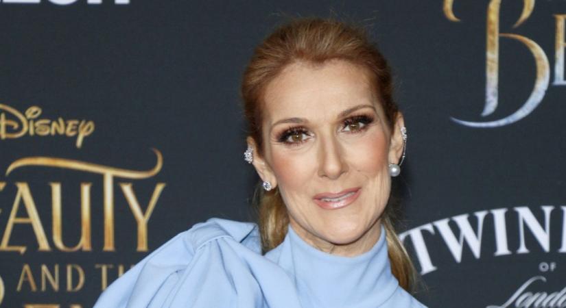 Céline Dion tűzpiros ruhakölteményben pózolt a karácsonyfa előtt - Fotó