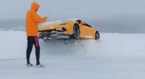 Micsoda meglepetés: a Lamborghini Huracán elakad az egy méter magas hótúráson