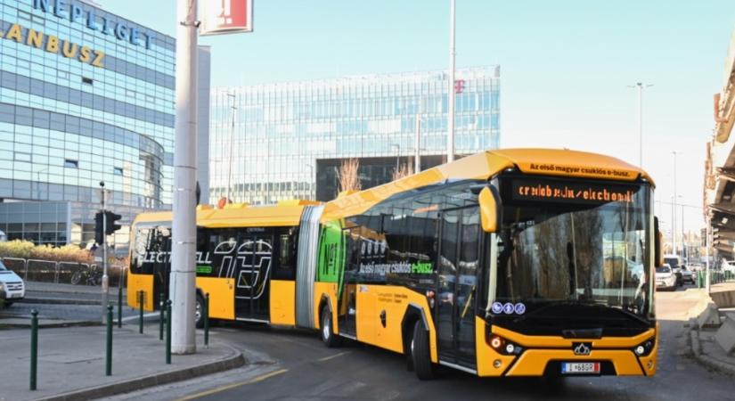 Bemutatták az első magyar elektromos csuklós buszt