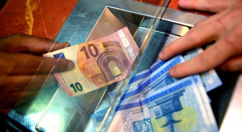 Kétéves mélyponton a forint: 415,4 felett volt egy euró