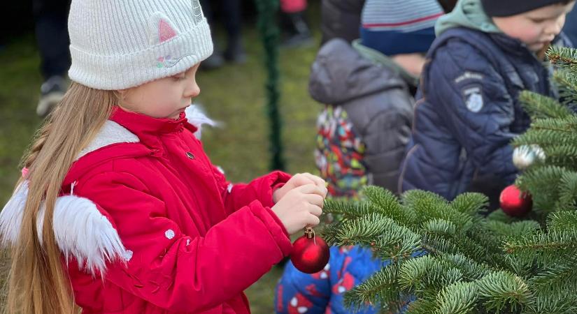 Közösen díszítették fel a község karácsonyfáját Jánosiban