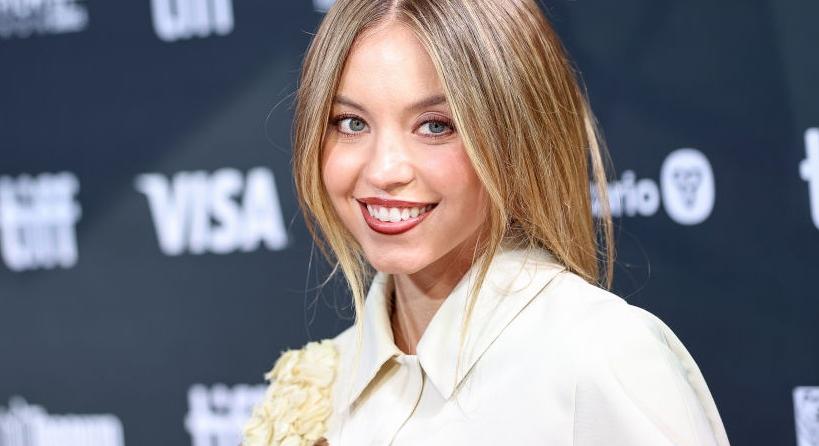 Sydney Sweeney visszavágott: bátran mutatta meg meztelen melleit a testszégyenítőknek