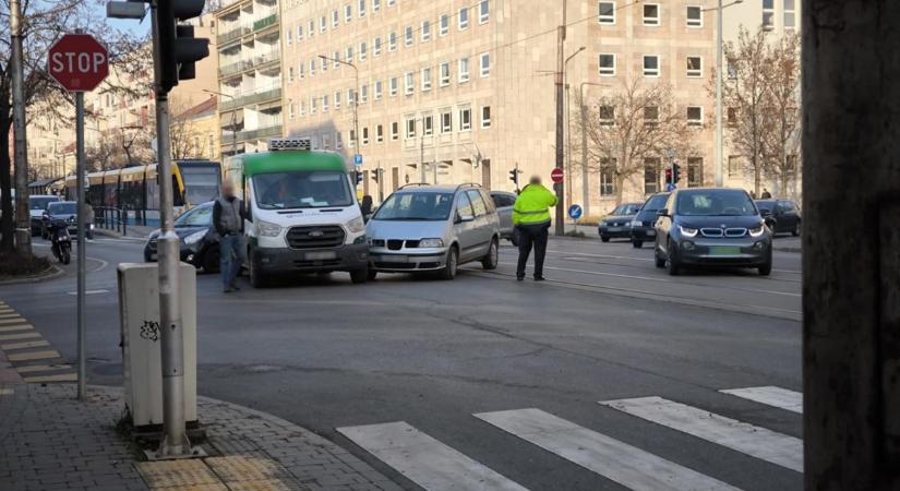 Baleset Debrecenben: a villamosközeledést is érinti – fotóval!