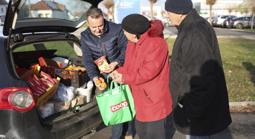 Karácsonyi ajándékot osztott a Győri Kofa Szövetség