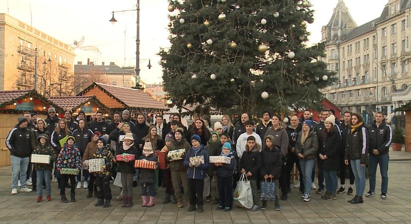 Névre szóló ajándékkal kedveskedett 28 diáknak a DEAC Kosárlabda Akadémia