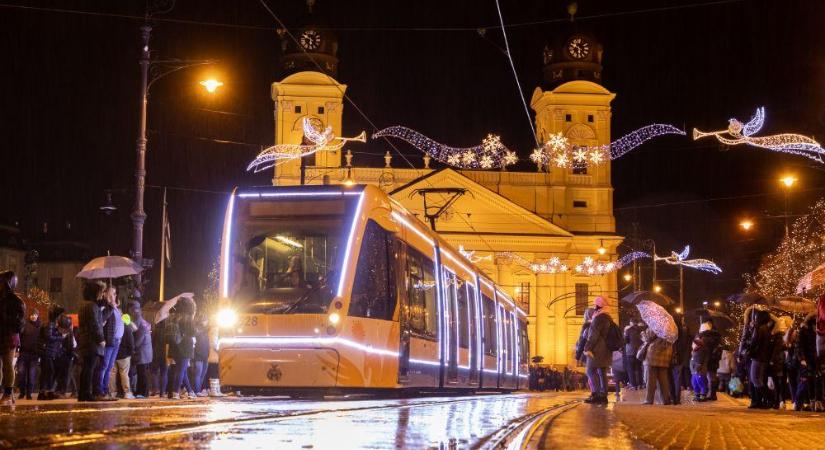 Adventi zenés villamos indul Debrecenben