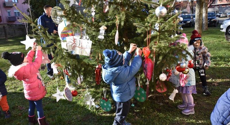 Csillagok és színes gömbök díszítik a tűzoltók fenyőfáját