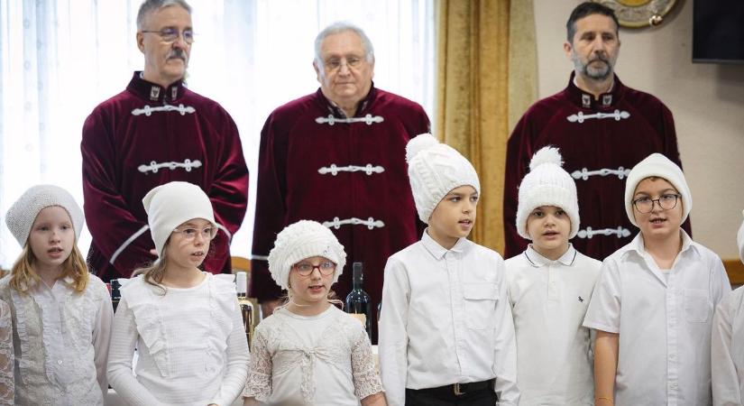 Finom nedűkkel lepték meg az idősotthon lakóit az egri borlovagok  videó