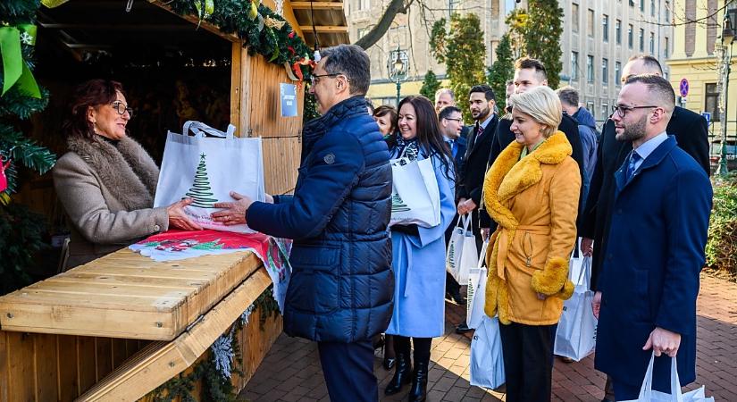 Tartósélelmiszert adományozott a rászorulóknak a debreceni Fidesz-KDNP