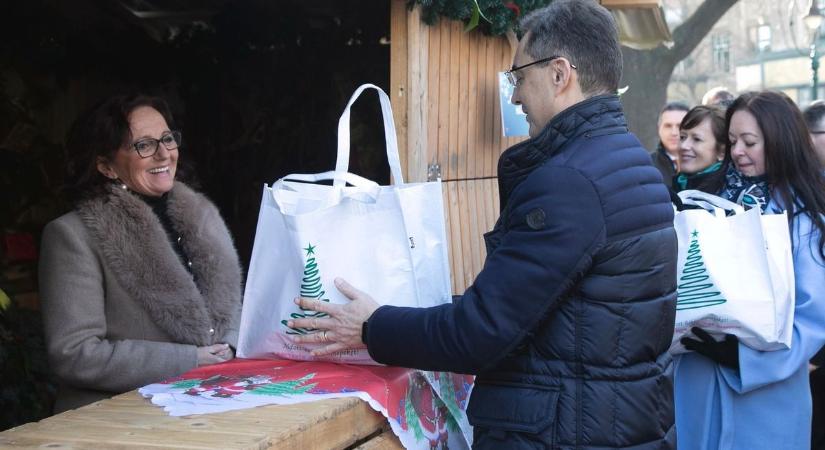 A debreceni Fidesz-frakció is beszállt a karácsonyi adományozásba – fotókkal, videóval