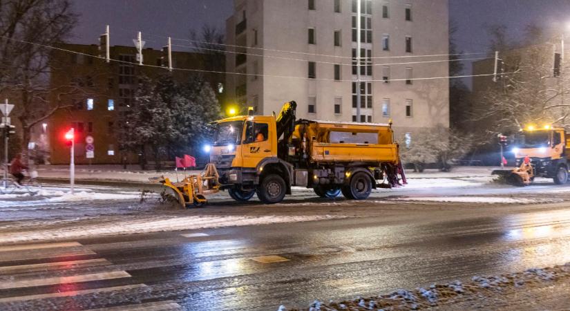 Viharos széllel érkezik a havazás, visszaesik a hőmérséklet a hétvégére