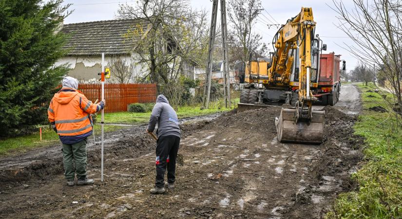 Épülnek az utak Bárándon