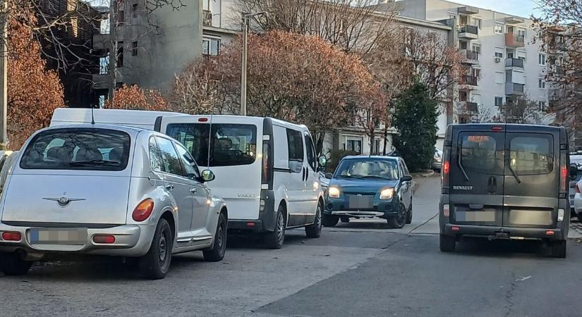 Életveszélyes, hogy az utat használják parkolóként – figyelmeztet olvasónk