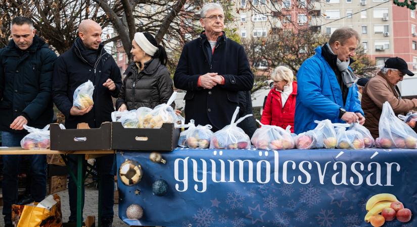 Kígyózó sorokban a DK gyümölcseiért