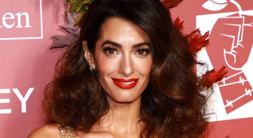 Észveszejtő lábakat villantott Amal Clooney, minden nő irigykedik most rá