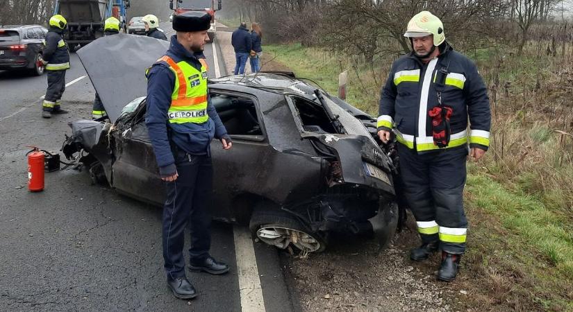 Csúszós utakon: a téli hónapok, a köd és eső, a hó körültekintőbb vezetést követel