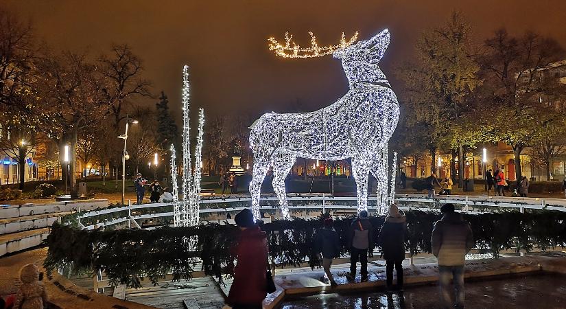 Az esti adventi vásárt sem kíméli az eső