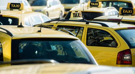 Félmilliárdból taxiztatná a minisztériumi dolgozókat a kormány