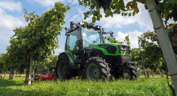 A DEUTZ-FAHR EIMA díjnyertes intelligens szőlőültetvény-traktora