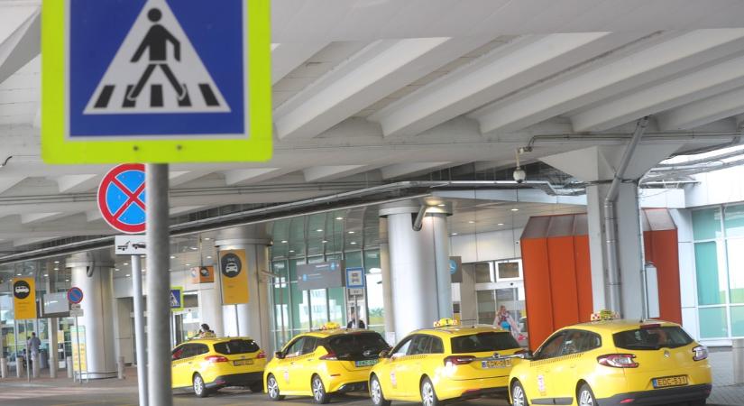 Félmilliárdos közbeszerzésből taxiztatná a minisztériumi dolgozókat a kormány