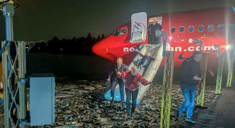 Horror a repülőtéren: túlfutott egy Boeing a futópályán, majdnem a vízben végezte – videó