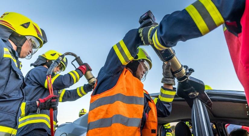 Súlyos autóbalesetet szenvedett egy család az éjszaka: három gyermek maradt árván a szerencsétlenség után