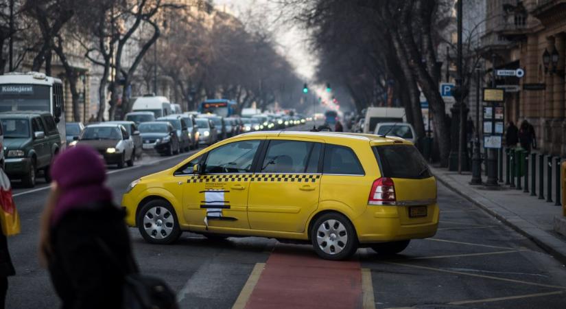 Több mint félmilliárd forintból taxizhatnak akár a minisztériumi dolgozók a következő két évben