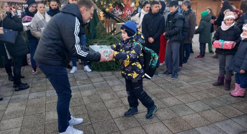 Gyerekeket ajándékozott meg a DEAC Kosárlabda Akadémia