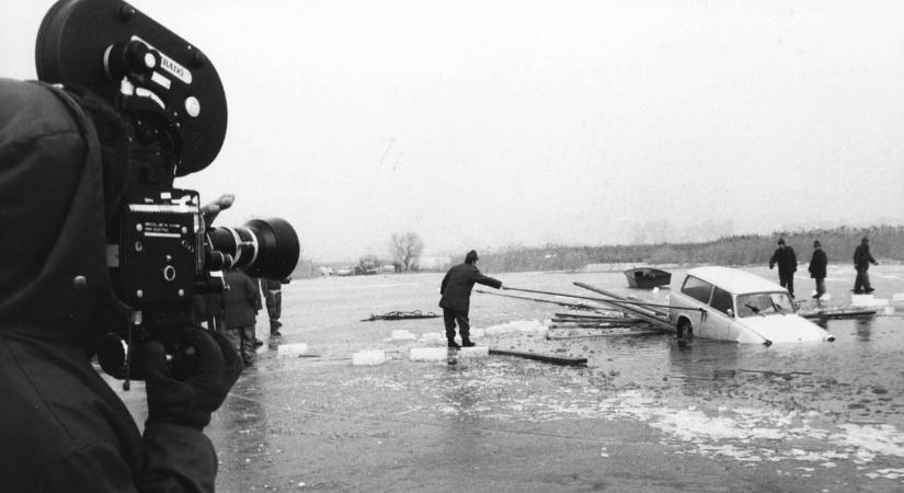 Két napig fárasztották a horogra akasztott Trabantot, mire kihúzták a Balatonból